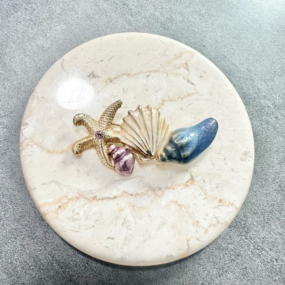 Vintage Signed AAI Gold Tone Star Fish And Shells Enamel Brooch Pin